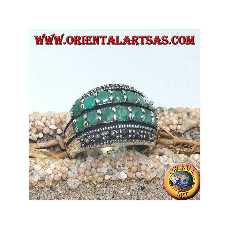 Silberring mit einem abgerundeten Band mit zwei Smaragdreihen zwischen zwei Markasitreihen