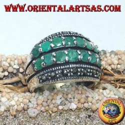 Bague en argent avec une bande arrondie avec deux rangées d'émeraudes placées entre deux rangées de marcassites
