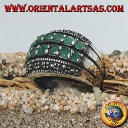 Anillo de plata con una banda redondeada con dos hileras de esmeraldas colocadas entre dos hileras de marcasitas
