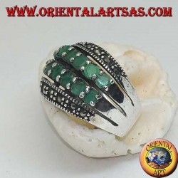Bague en argent avec une bande arrondie avec deux rangées d'émeraudes placées entre deux rangées de marcassites