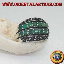 Anillo de plata con una banda redondeada con dos hileras de esmeraldas colocadas entre dos hileras de marcasitas