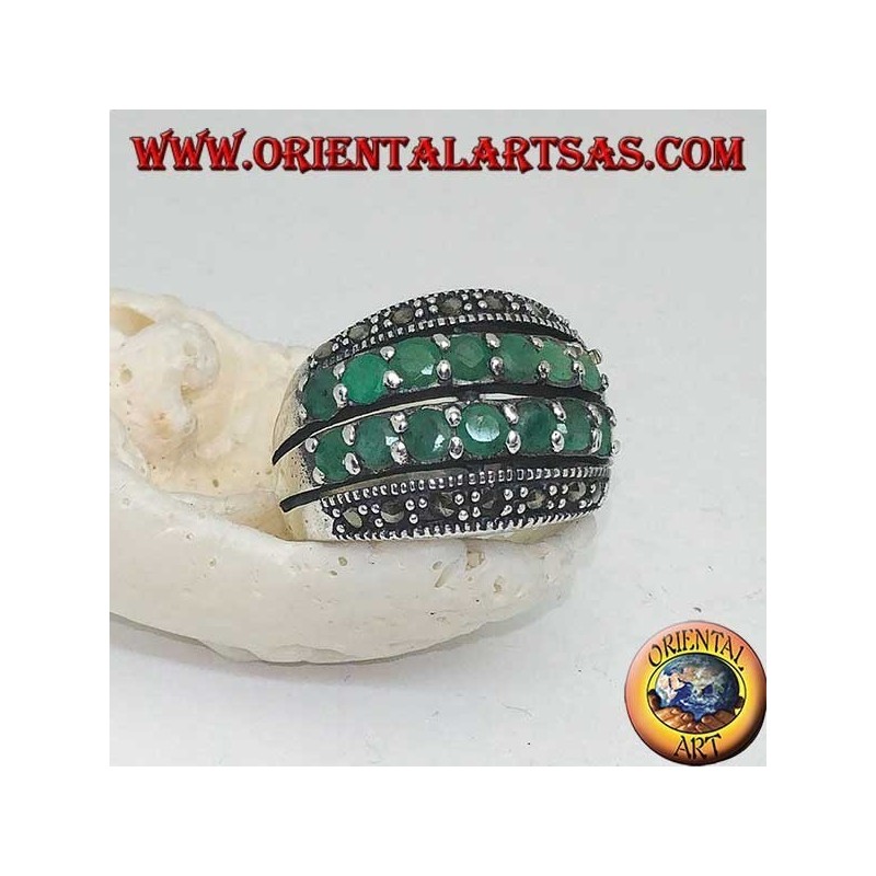 Bague en argent avec une bande arrondie avec deux rangées d'émeraudes placées entre deux rangées de marcassites