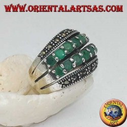 Bague en argent avec une bande arrondie avec deux rangées d'émeraudes placées entre deux rangées de marcassites