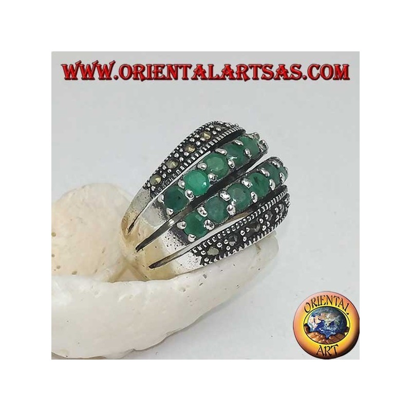Bague en argent avec une bande arrondie avec deux rangées d'émeraudes placées entre deux rangées de marcassites
