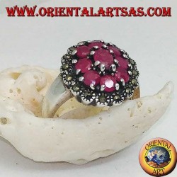 Bague en argent avec rubis naturel ovale entouré de 8 rubis sertis et marcassites