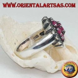 Bague en argent avec rubis naturel ovale entouré de 8 rubis sertis et marcassites