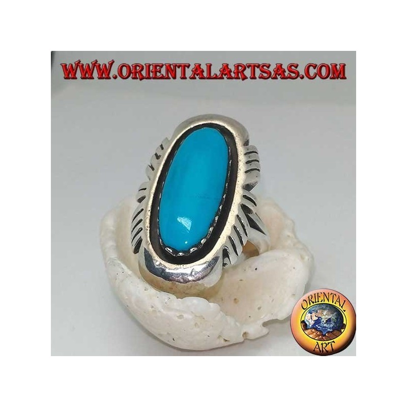 Bague en argent avec turquoise ovale allongée sur un cadre lisse ligné sur les côtés