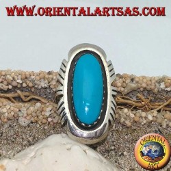 Anillo de plata con turquesa ovalada alargada en un marco liso gobernado a los lados