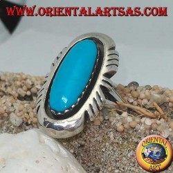 Anillo de plata con turquesa ovalada alargada en un marco liso gobernado a los lados