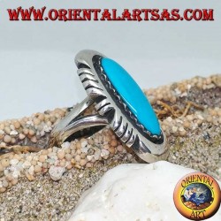 Anillo de plata con turquesa ovalada alargada en un marco liso gobernado a los lados