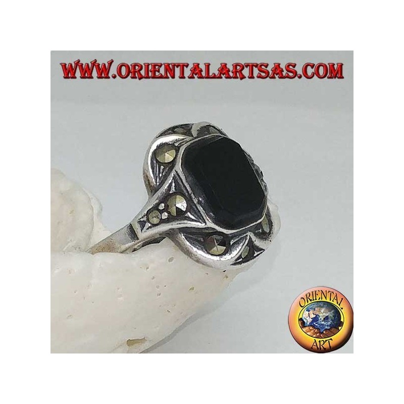 Anillo de plata con ónix rectangular con marcasitas en las esquinas y los lados.