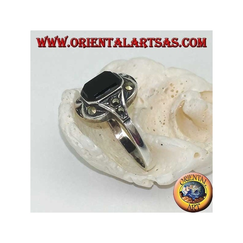 Anillo de plata con ónix rectangular con marcasitas en las esquinas y los lados.