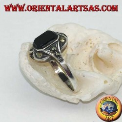 Bague en argent avec onyx rectangulaire avec marcassites aux coins et sur les côtés