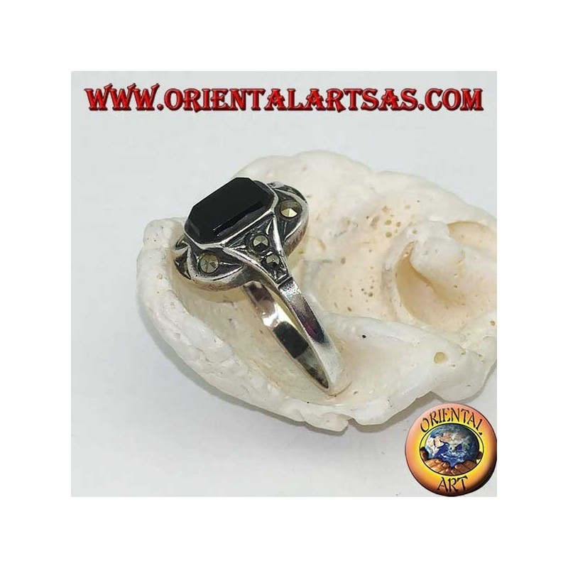 Bague en argent avec onyx rectangulaire avec marcassites aux coins et sur les côtés