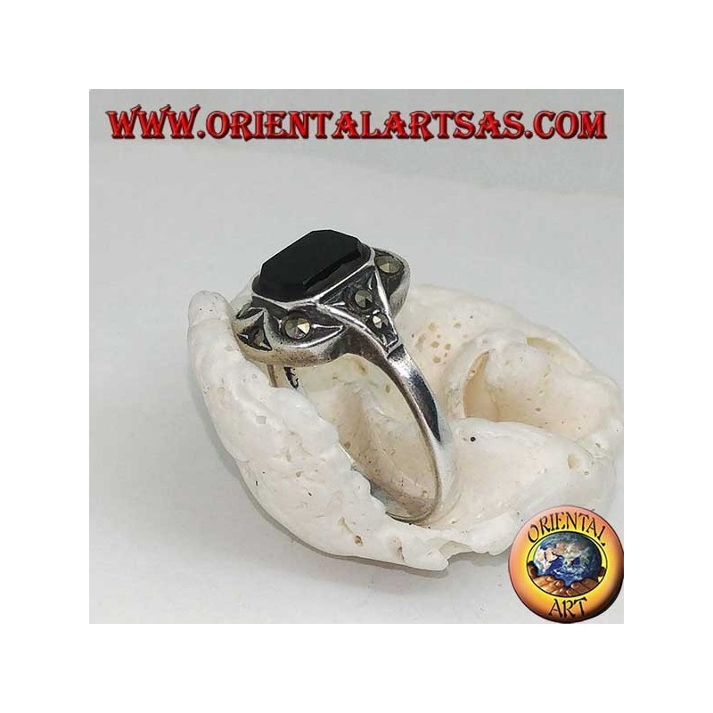 Anello in argento con onice rettangolare con marcassiti sugli angoli e sui lati