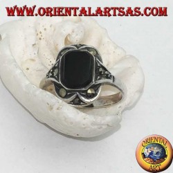 Anillo de plata con ónix rectangular con marcasitas en las esquinas y los lados.