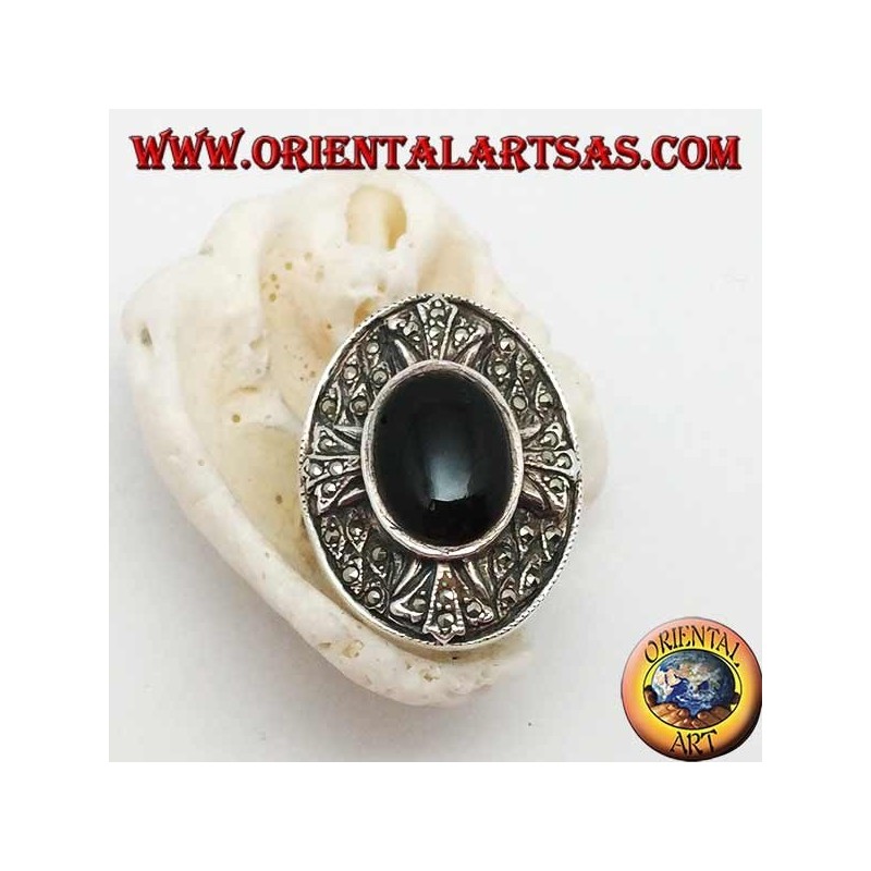 Schild Silberring mit einem mit Markasit besetzten Kreuz der Templer und mit einem zentralen ovalen Onyx