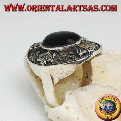Anillo de plata de escudo con una cruz tachonada de marcasita de los templarios y con un ónix central ovalado