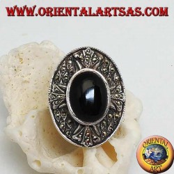 Bouclier bague en argent avec croix cloutée de marcassite des Templiers et avec onyx ovale central