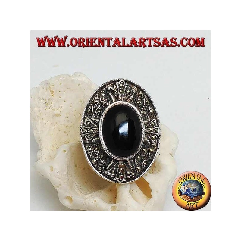 Anillo de plata de escudo con una cruz tachonada de marcasita de los templarios y con un ónix central ovalado