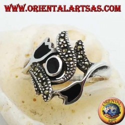 Bague en argent avec onyx ovale entre deux tulipes en onyx et tiges avec marcassites