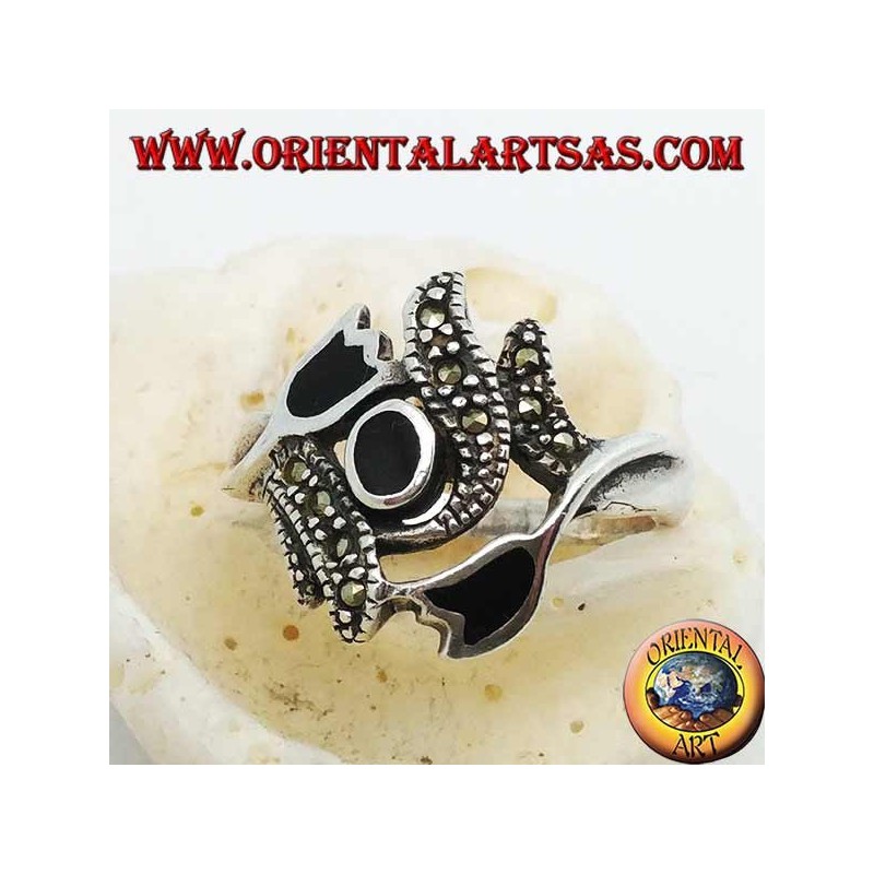 Bague en argent avec onyx ovale entre deux tulipes en onyx et tiges avec marcassites