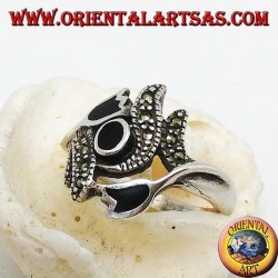 Bague en argent avec onyx ovale entre deux tulipes en onyx et tiges avec marcassites