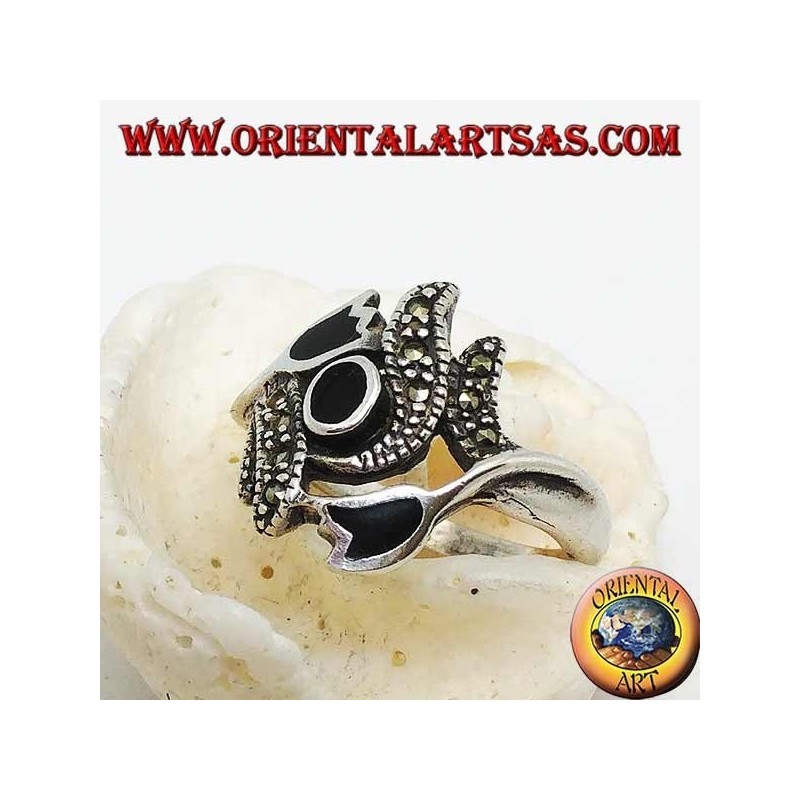 Silberring mit ovalem Onyx zwischen zwei Onyx-Tulpen und Stielen mit Markasiten