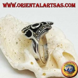Bague en argent avec onyx ovale entre deux tulipes en onyx et tiges avec marcassites