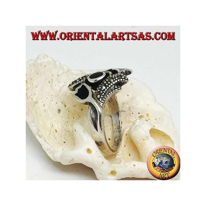 Bague en argent avec onyx ovale entre deux tulipes en onyx et tiges avec marcassites
