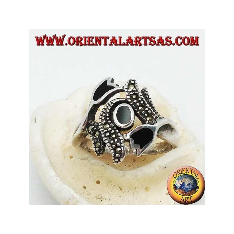 Silberring mit ovalem Onyx zwischen zwei Onyx-Tulpen und Stielen mit Markasiten