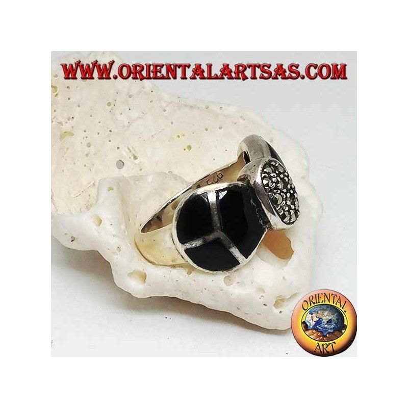 Anillo de plata con forma de pajarita con ónice y marcasitas