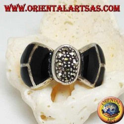 Anillo de plata con forma de pajarita con ónice y marcasitas