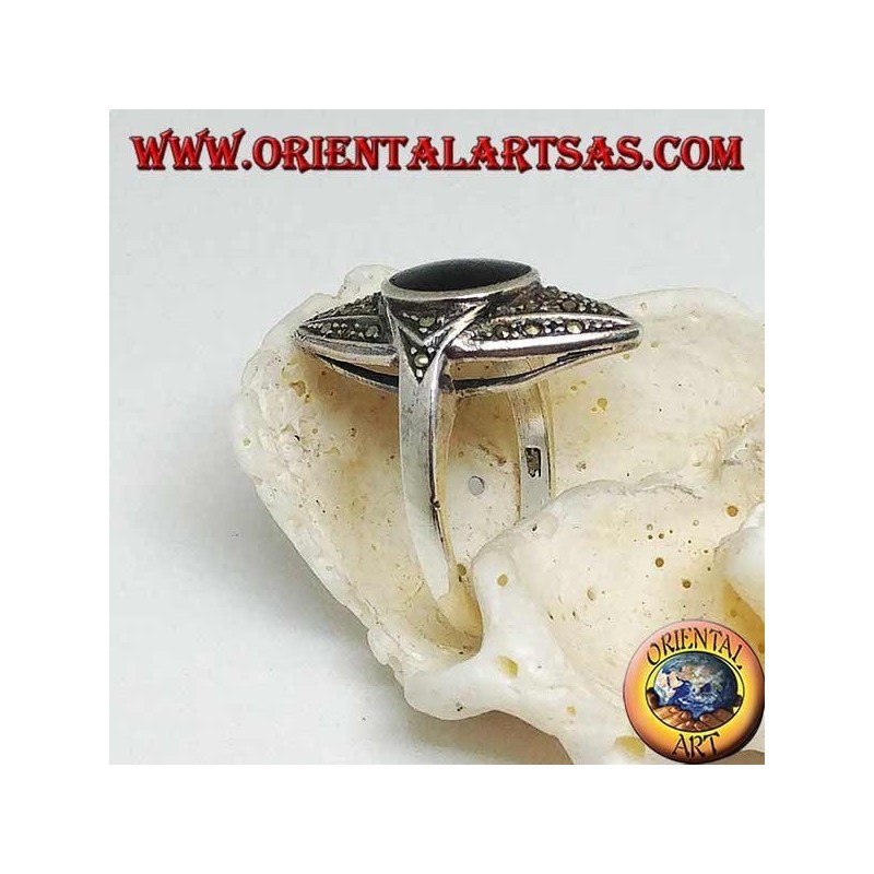 Anillo de rombos de plata en la elipse tachonada de marcasitas con ónix redondo central
