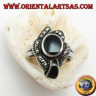 Anillo de plata con ónice ovalado rodeado de marcasitas y una banda de ónix