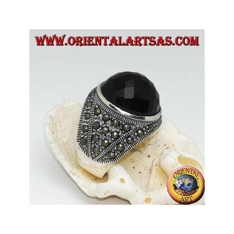 Anillo de plata con ónix cabujón redondo facetado rodeado de marcasitas en los lados