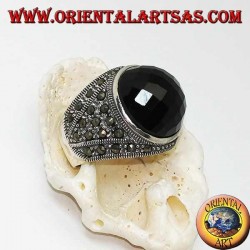 Anillo de plata con ónix cabujón redondo facetado rodeado de marcasitas en los lados