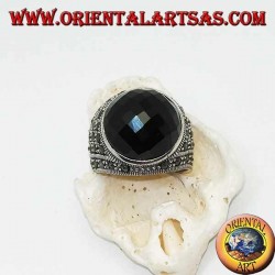 Anillo de plata con ónix cabujón redondo facetado rodeado de marcasitas en los lados