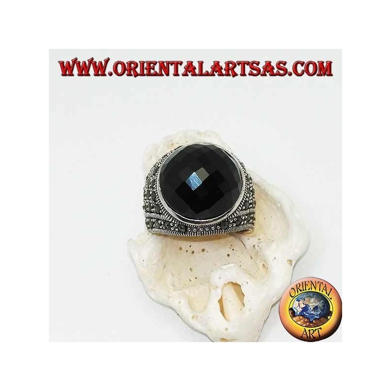 Anillo de plata con ónix cabujón redondo facetado rodeado de marcasitas en los lados