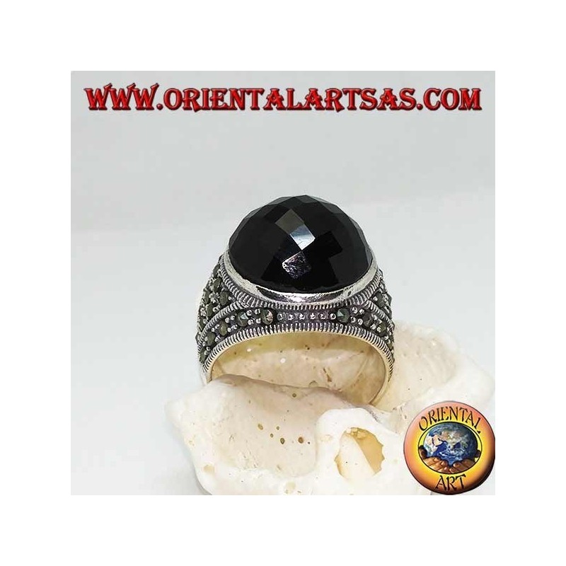 Silberring mit rundem facettiertem Cabochon-Onyx, an den Seiten von Markasiten umgeben