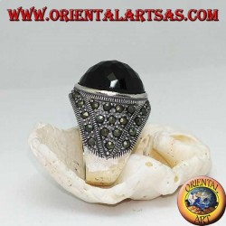 Silberring mit rundem facettiertem Cabochon-Onyx, an den Seiten von Markasiten umgeben