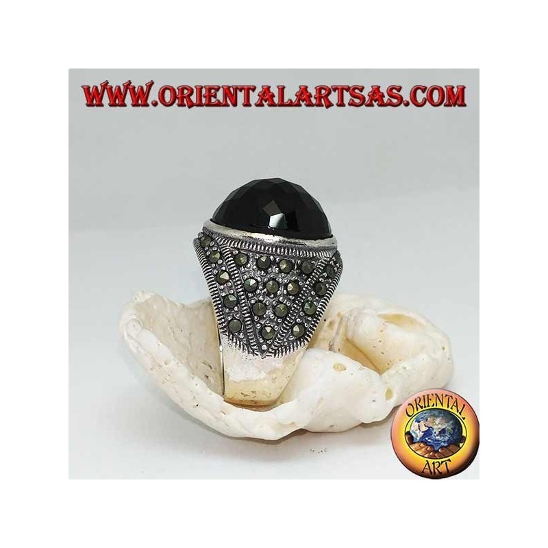 Bague en argent avec onyx cabochon rond facetté entouré de marcassites sur les côtés
