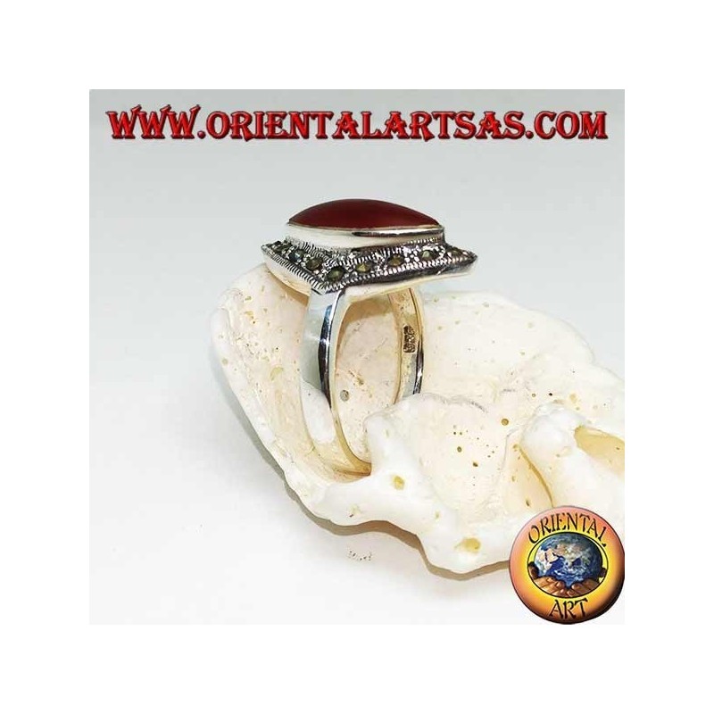 Bague en argent rhomboïdal avec cornaline navette entourée d'une rangée de marcassite