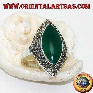 Bague en argent rhomboïdal avec agate navette verte entourée d'une rangée de marcassite