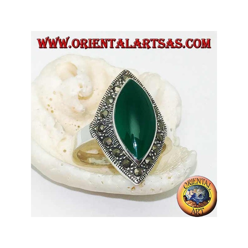 Anillo de plata romboidal con ágata lanzadera verde rodeada por una hilera de marcasita