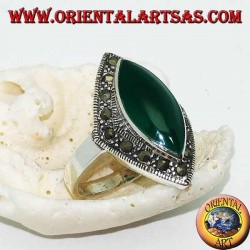 Anillo de plata romboidal con ágata lanzadera verde rodeada por una hilera de marcasita