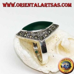 Anillo de plata romboidal con ágata lanzadera verde rodeada por una hilera de marcasita