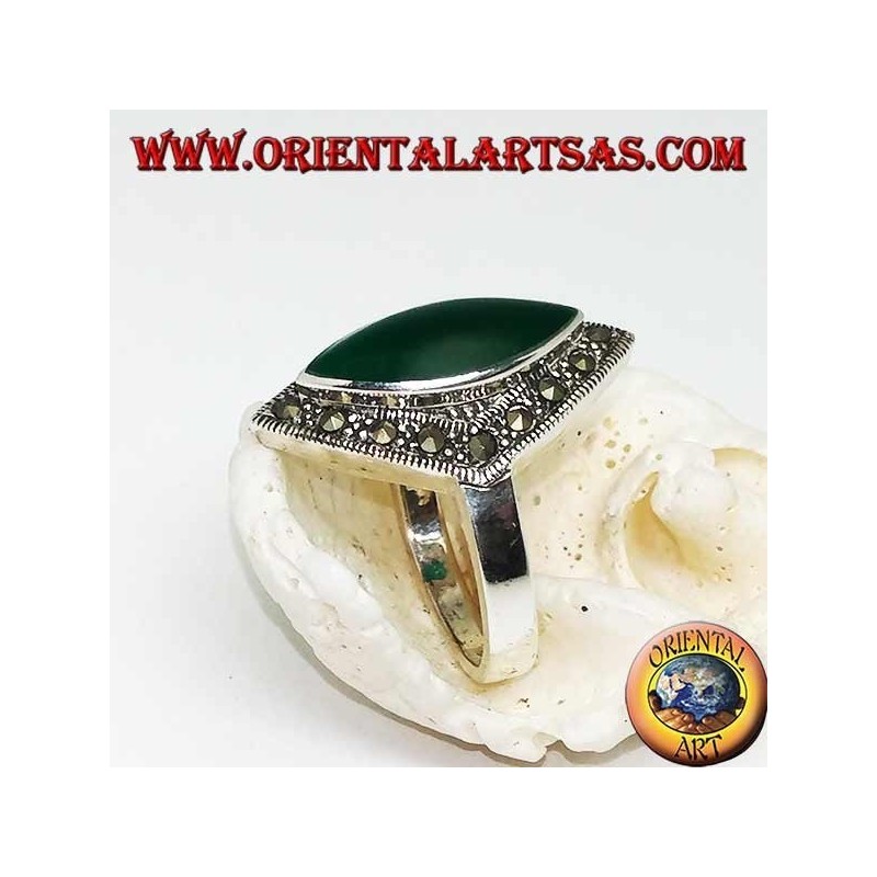 Bague en argent rhomboïdal avec agate navette verte entourée d'une rangée de marcassite