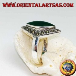 Anillo de plata romboidal con ágata lanzadera verde rodeada por una hilera de marcasita