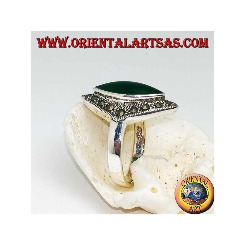 Bague en argent rhomboïdal avec agate navette verte entourée d'une rangée de marcassite